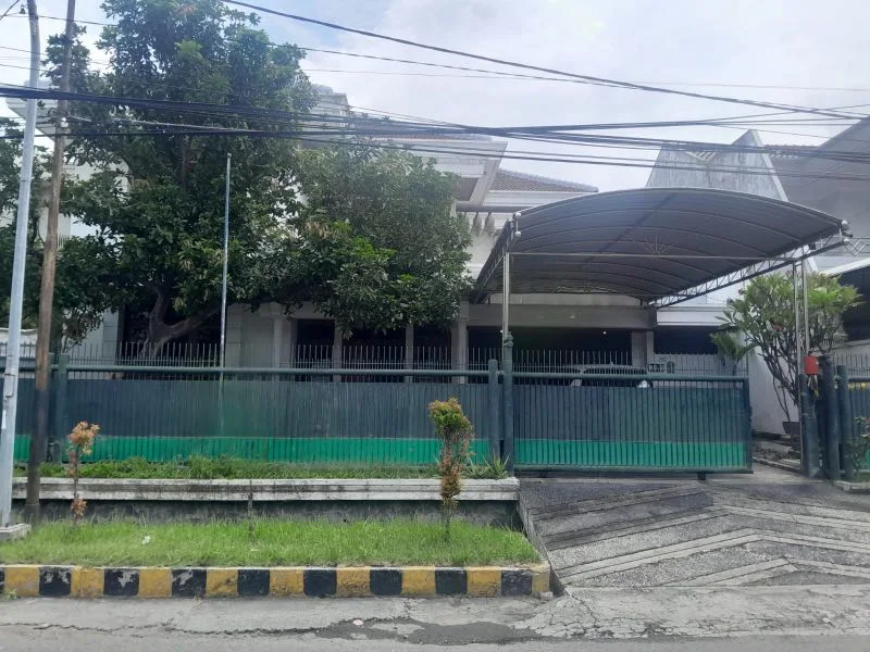 Dijual Rumah Hadap Jalan Raya Dekat Margomulyo di Satelit Surabaya Barat