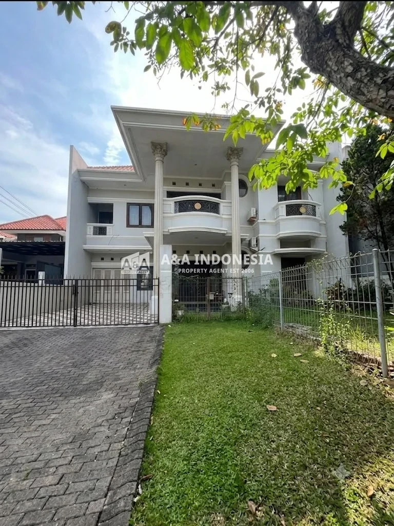 Dijual Rumah Lokasi Strategis Kawasan Elit 2 Lantai Graha Famili Surabaya Barat - Image 1