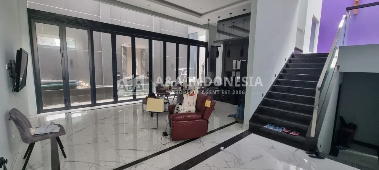 Dijual Rumah Lokasi Strategis, Siap Huni, Row Jalan 3 Mobil Waterfront Citraland Surabaya Barat - Thumbnail 2