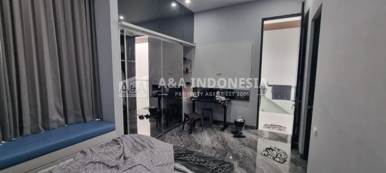 Dijual Rumah Lokasi Strategis, Siap Huni, Row Jalan 3 Mobil Waterfront Citraland Surabaya Barat - Thumbnail 3