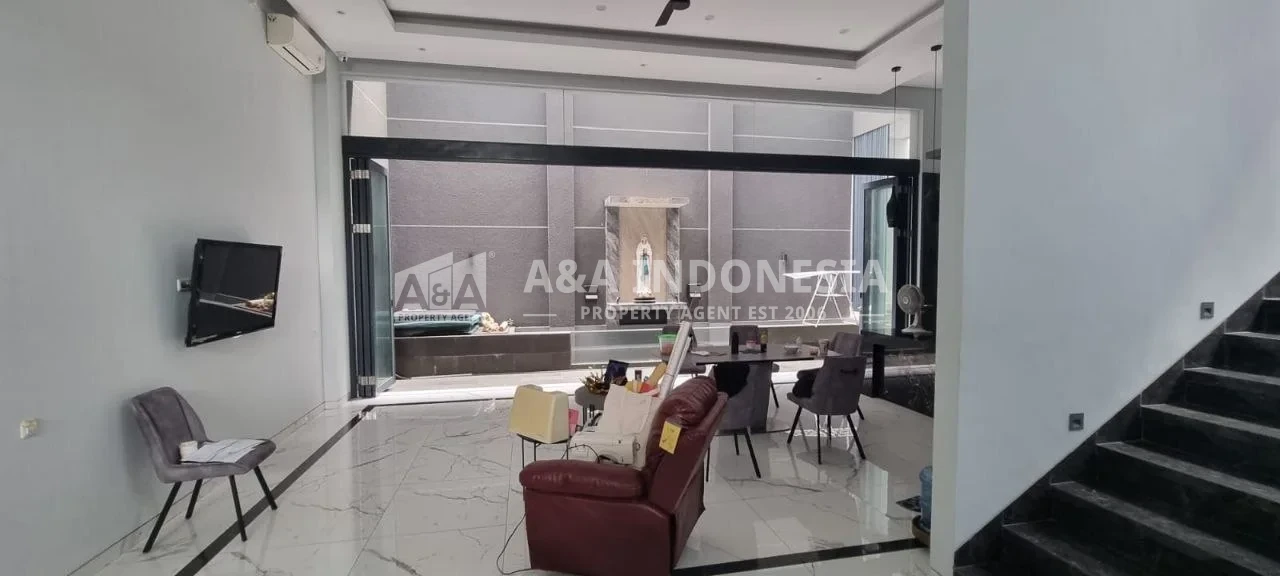 Dijual Rumah Lokasi Strategis, Siap Huni, Row Jalan 3 Mobil Waterfront Citraland Surabaya Barat - Thumbnail 5