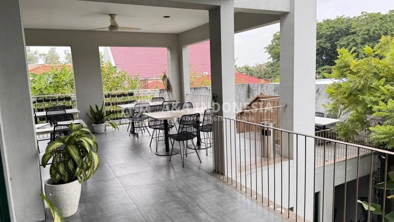 Disewakan Rumah Usaha Lokasi Strategis di Raya Dharmahusada Surabaya Timur