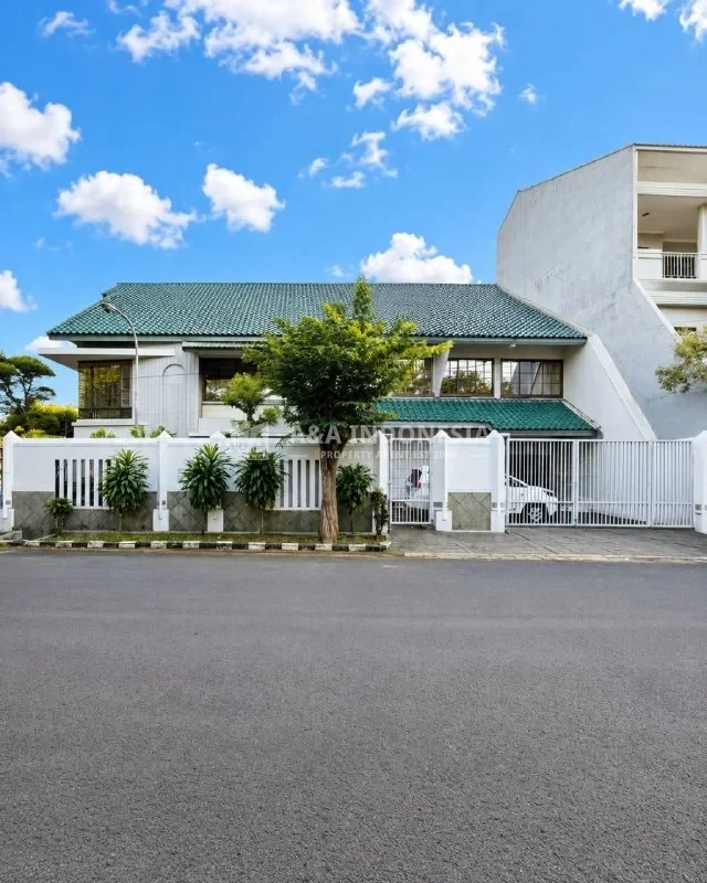 Dijual Rumah Strategis Row Jalan 4 Mobil Manyar Tompotika Surabaya Timur - Thumbnail 2