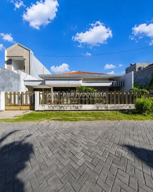 Dijual Rumah Lokasi Strategis Siap Huni Carport Taman Depan dan Belakang Manyar Tirtoasri Surabaya Timur - Image 1