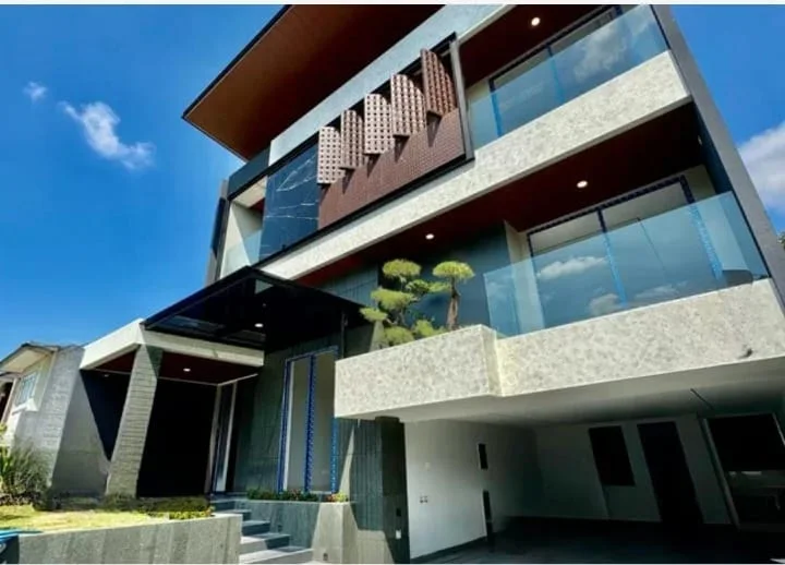 Jual Rumah Mewah 2 Lantai Baru Gress Bukit Golf International Lokasi Premium Citraland Surabaya - Image 1
