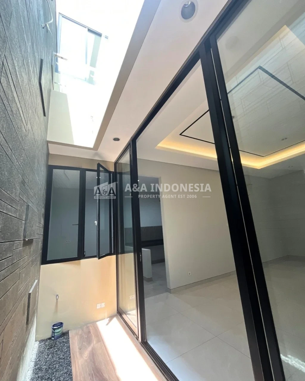 Dijual rumah baru minimalis mewah di Jalan Woodland Citraland, Surabaya Barat - Thumbnail 2