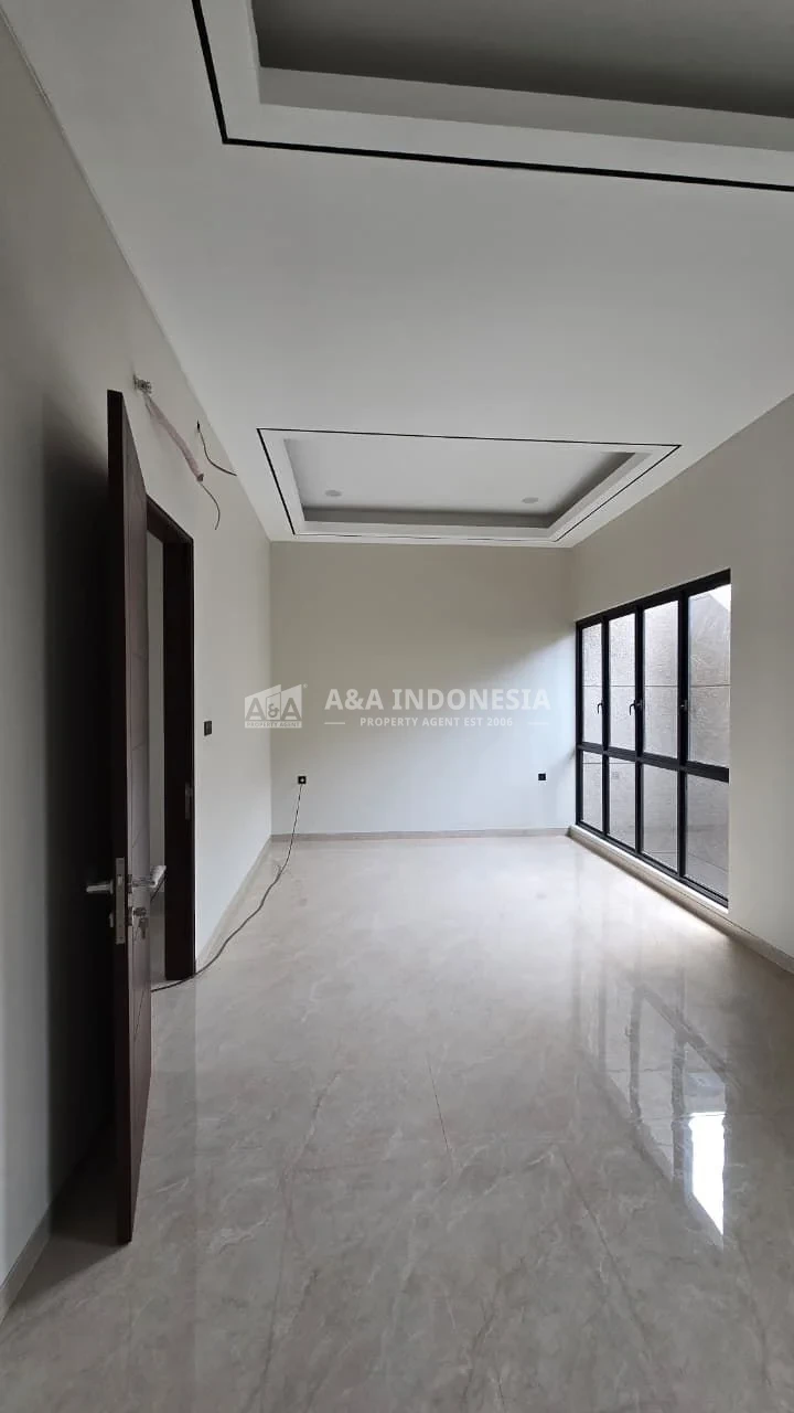 Rumah baru international village, Citraland utama, Surabaya Barat - Thumbnail 2
