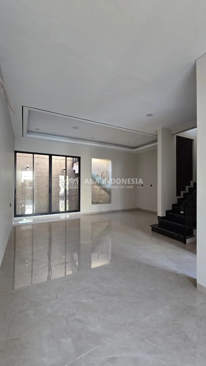 Rumah baru international village, Citraland utama, Surabaya Barat - Thumbnail 4