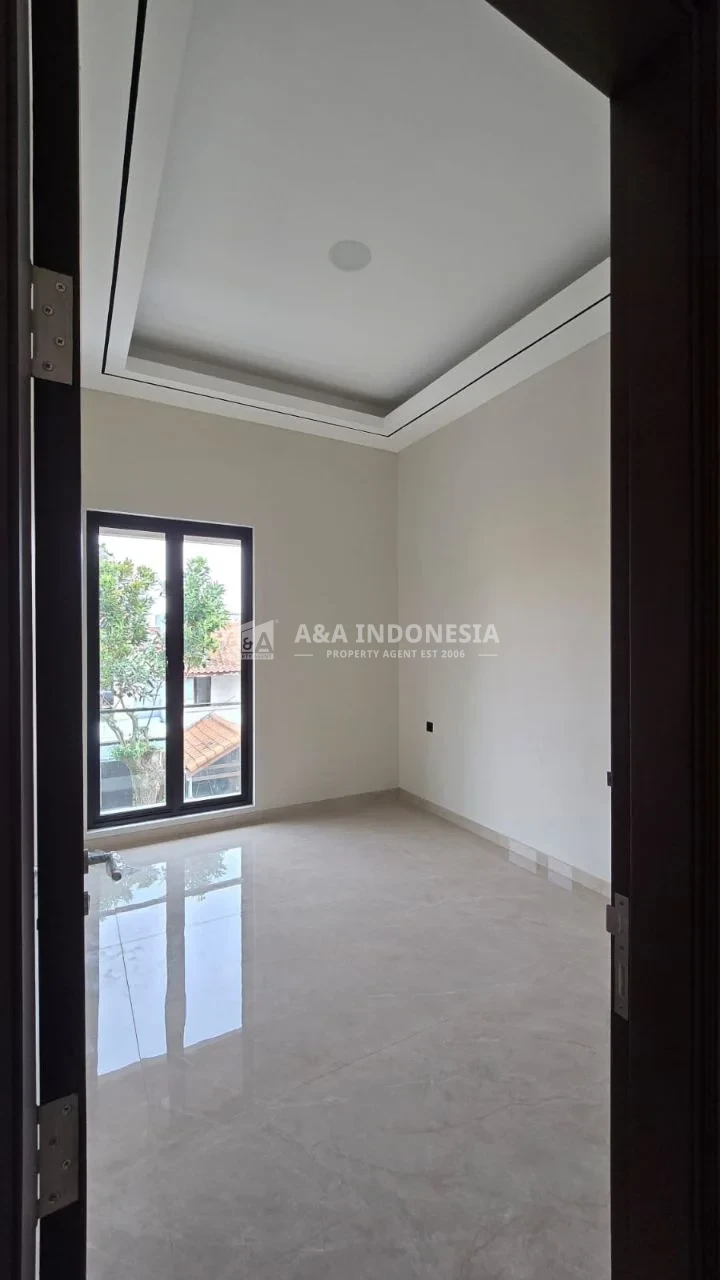 Rumah baru international village, Citraland utama, Surabaya Barat - Thumbnail 5