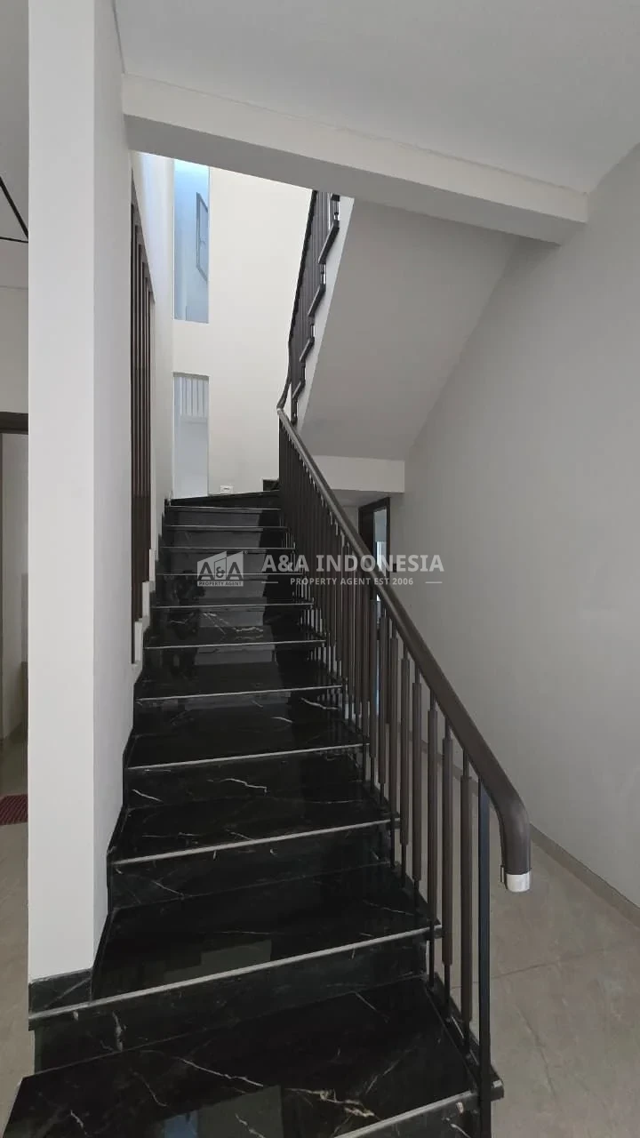 Rumah baru international village, Citraland utama, Surabaya Barat - Thumbnail 8