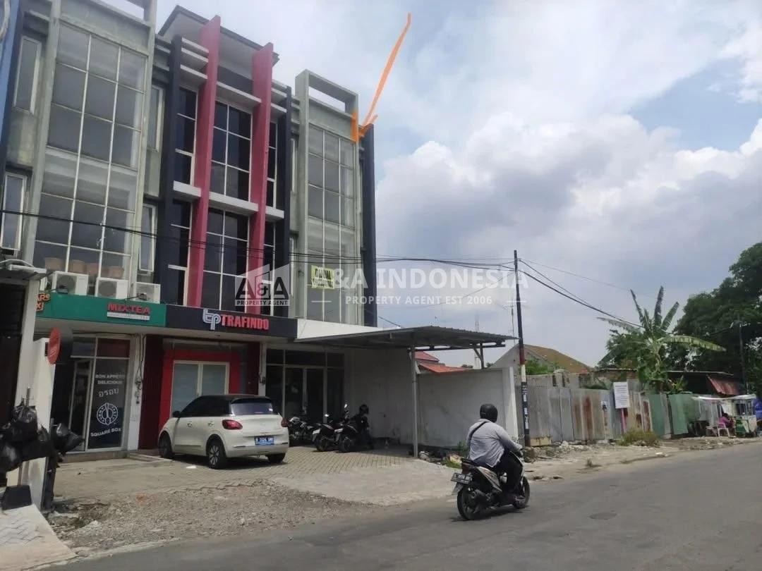 Dijual Ruko 3 lantai Lokasi Strategis dekat UK Petra Kutisari Siwalankerto Surabaya Selatan - Image 1