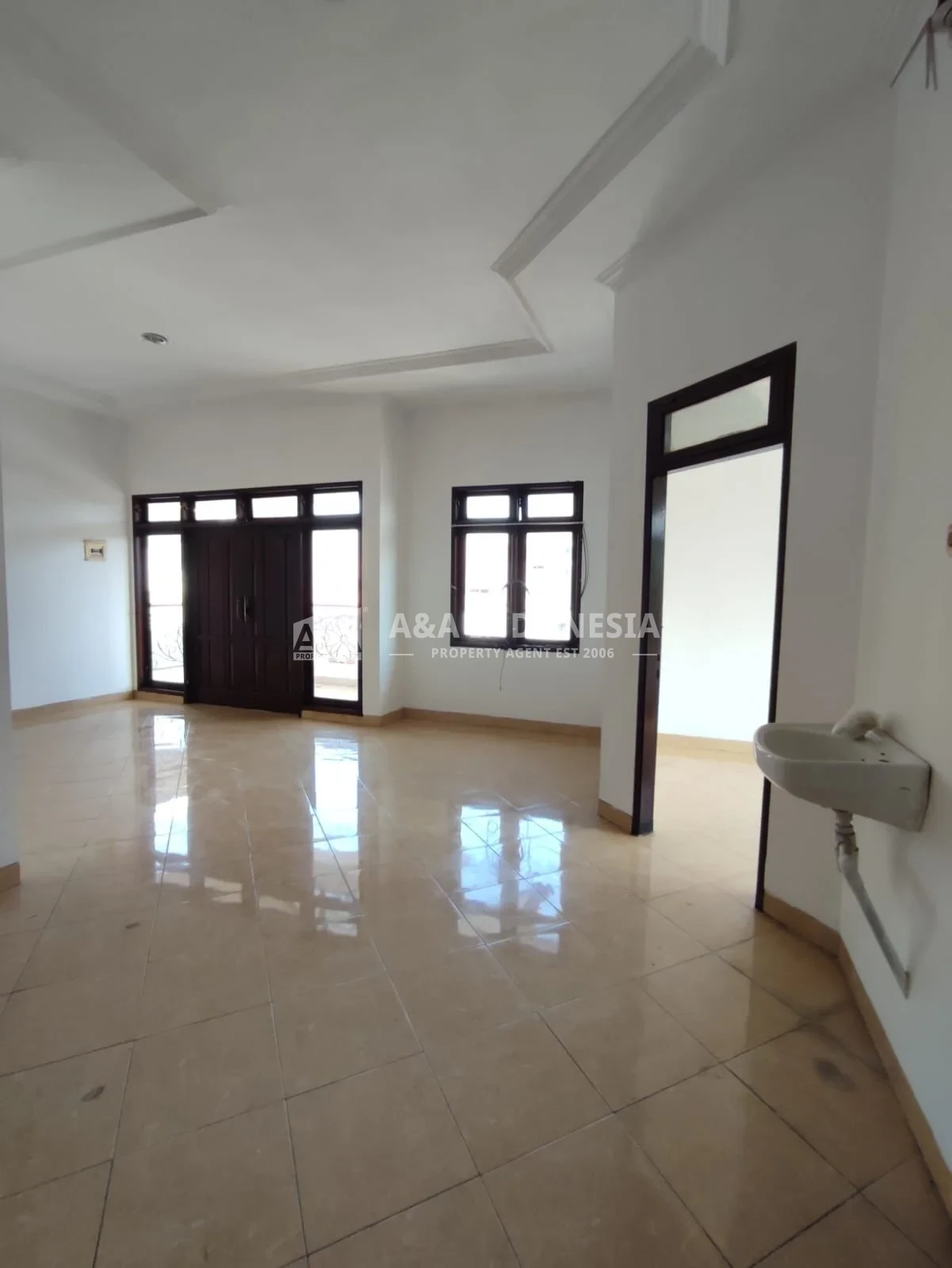 Disewakan Rumah Luas & Nyaman di Babatan Pratama Surabaya Barat - Image 1