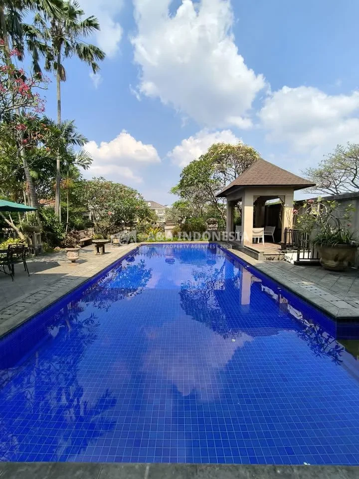 Jual Rumah Mewah Classic View Golf dan Ada Swimming Pool Lokasi Premium di Citraland Utama Surabaya - Image 1