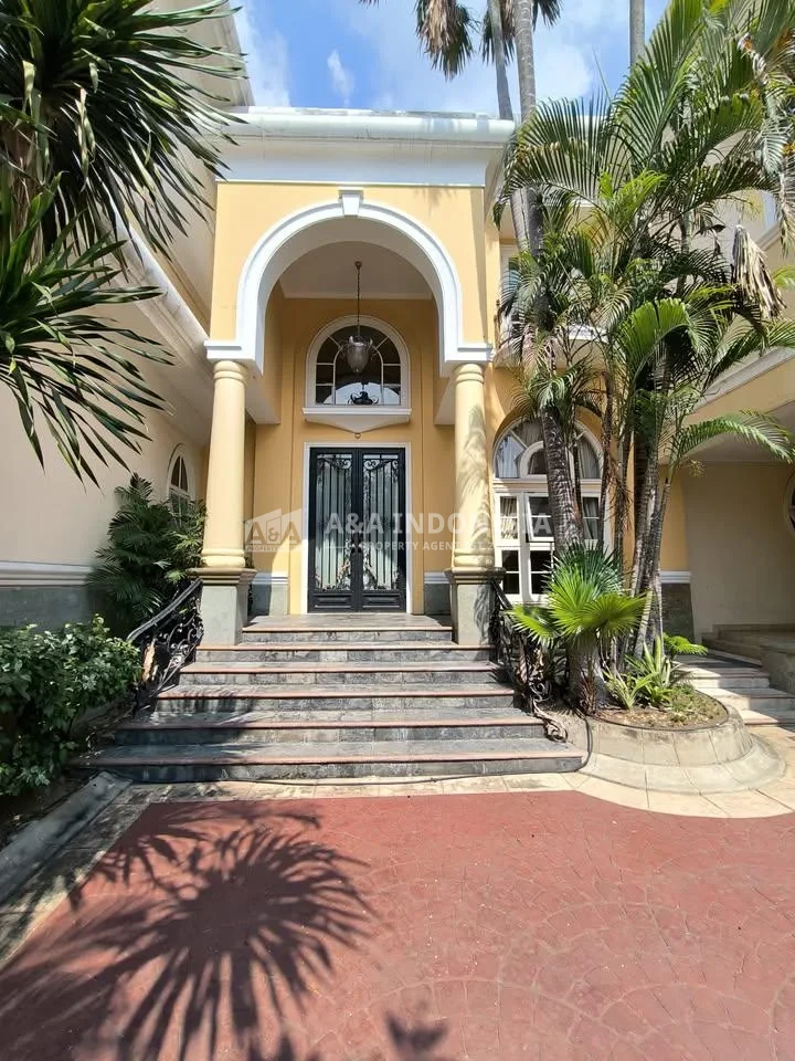 Jual Rumah Mewah Classic View Golf dan Ada Swimming Pool Lokasi Premium di Citraland Utama Surabaya - Thumbnail 2