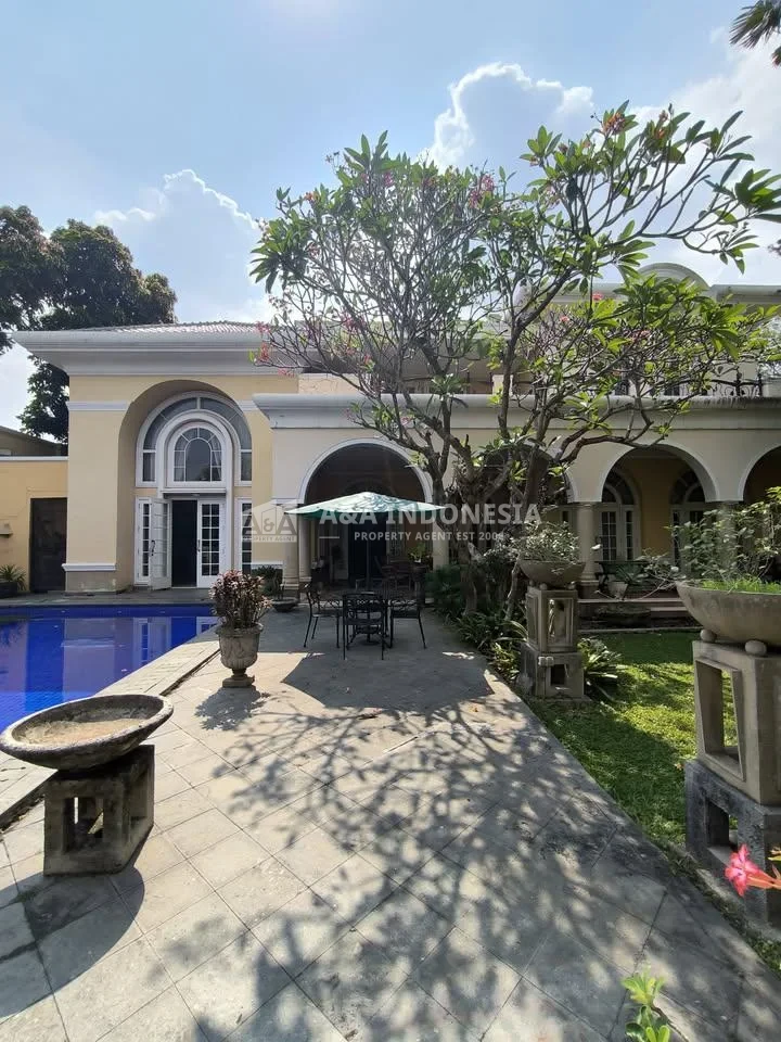 Jual Rumah Mewah Classic View Golf dan Ada Swimming Pool Lokasi Premium di Citraland Utama Surabaya - Thumbnail 4