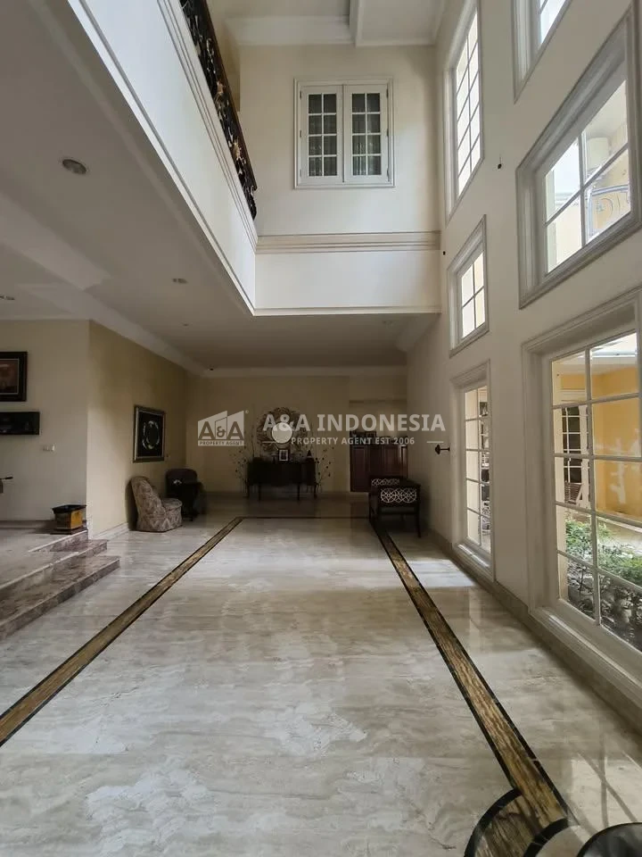 Jual Rumah Mewah Classic View Golf dan Ada Swimming Pool Lokasi Premium di Citraland Utama Surabaya - Thumbnail 6