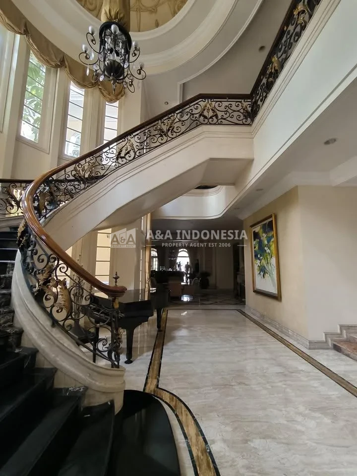 Jual Rumah Mewah Classic View Golf dan Ada Swimming Pool Lokasi Premium di Citraland Utama Surabaya - Thumbnail 7
