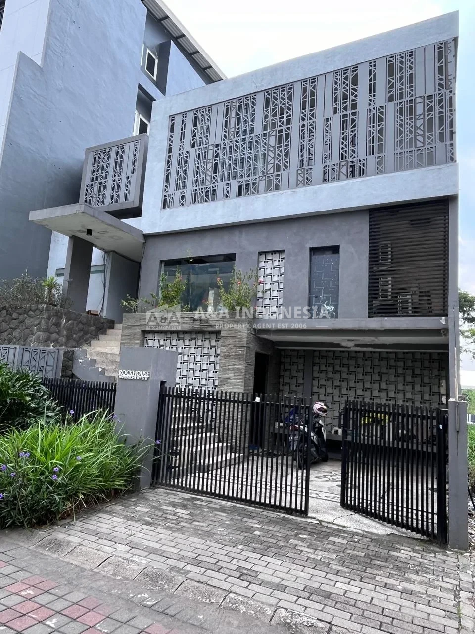 Dijual Rumah Kost 3 Lantai Di Kawasan Waterfront Citraland, Surabaya Barat - Image 1