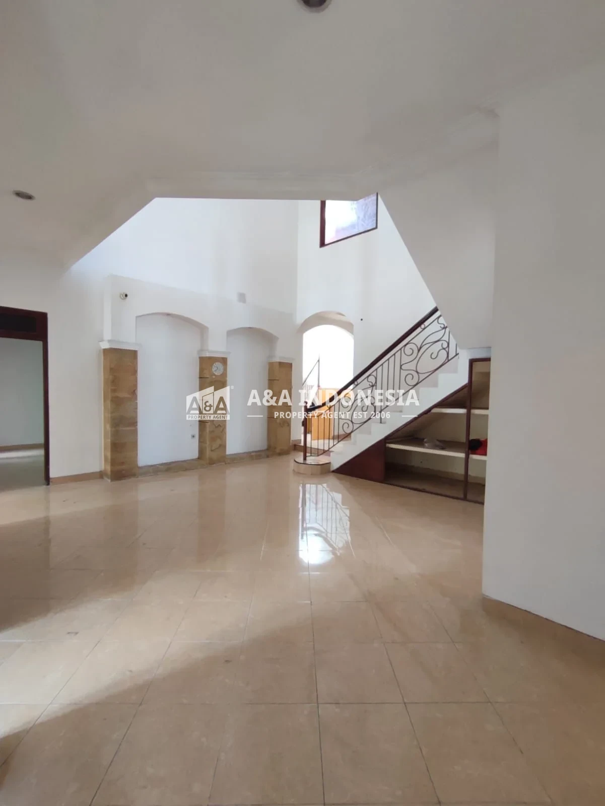 Disewakan Rumah Lokasi Strategis Row Jalan 2 Mobil Nyaman Babatan Pratama Surabaya Barat - Thumbnail 2