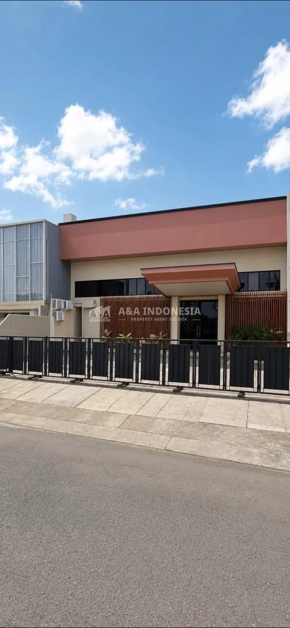 Disewakan Ruko 2 Lantai di Jalan Musi Surabaya – LT 450 m², LB 550 m², SHM, Listrik 35.000 Watt, Row 4 Mobil