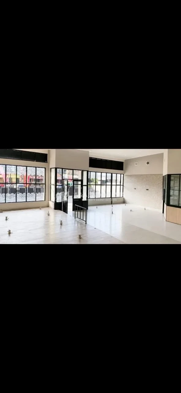 Disewakan Ruko 2 Lantai di Jalan Musi Surabaya – LT 450 m², LB 550 m², SHM, Listrik 35.000 Watt, Row 4 Mobil - Thumbnail 2