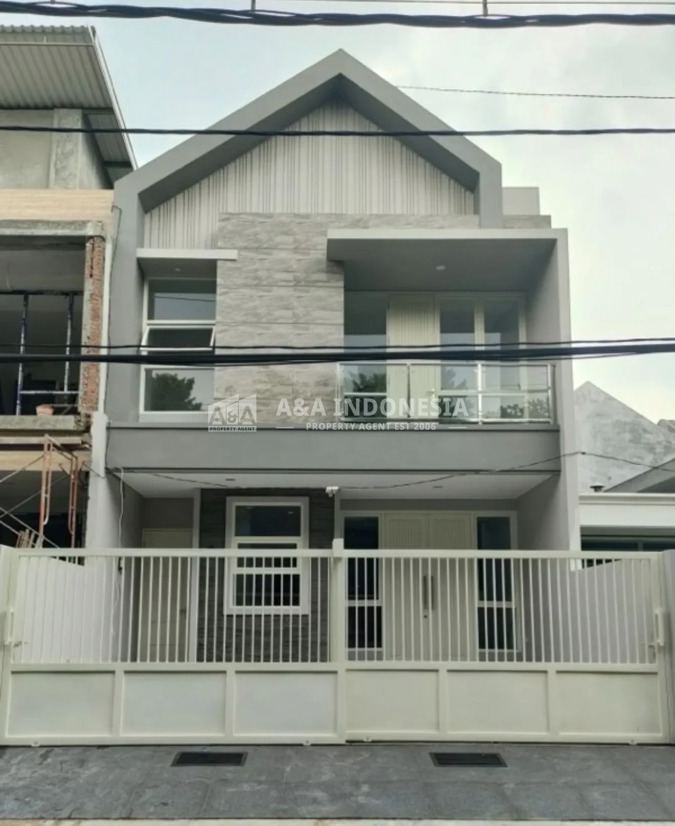 Dijual Rumah 2 Lantai Manyar Surabaya Timur, LT 140 m² SHM, 4+1 KT - Image 1
