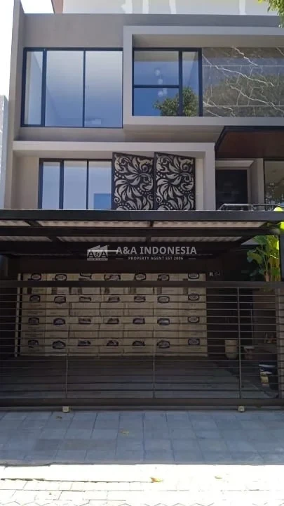 Jual Rumah Mewah 3 Lantai Minimalis Modern Woodland Lokasi Premium Citraland Utama Surabaya - Image 1