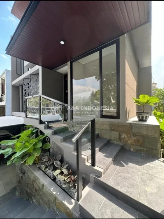 Jual Rumah Mewah 3 Lantai Minimalis Modern Woodland Lokasi Premium Citraland Utama Surabaya - Thumbnail 2