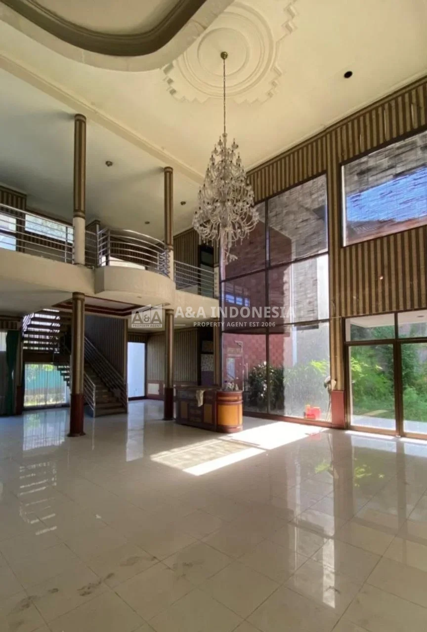 Disewakan Rumah Dengan Lokasi Prima Di Jalan Raya Kupang Indah, Surabaya Barat - Image 1