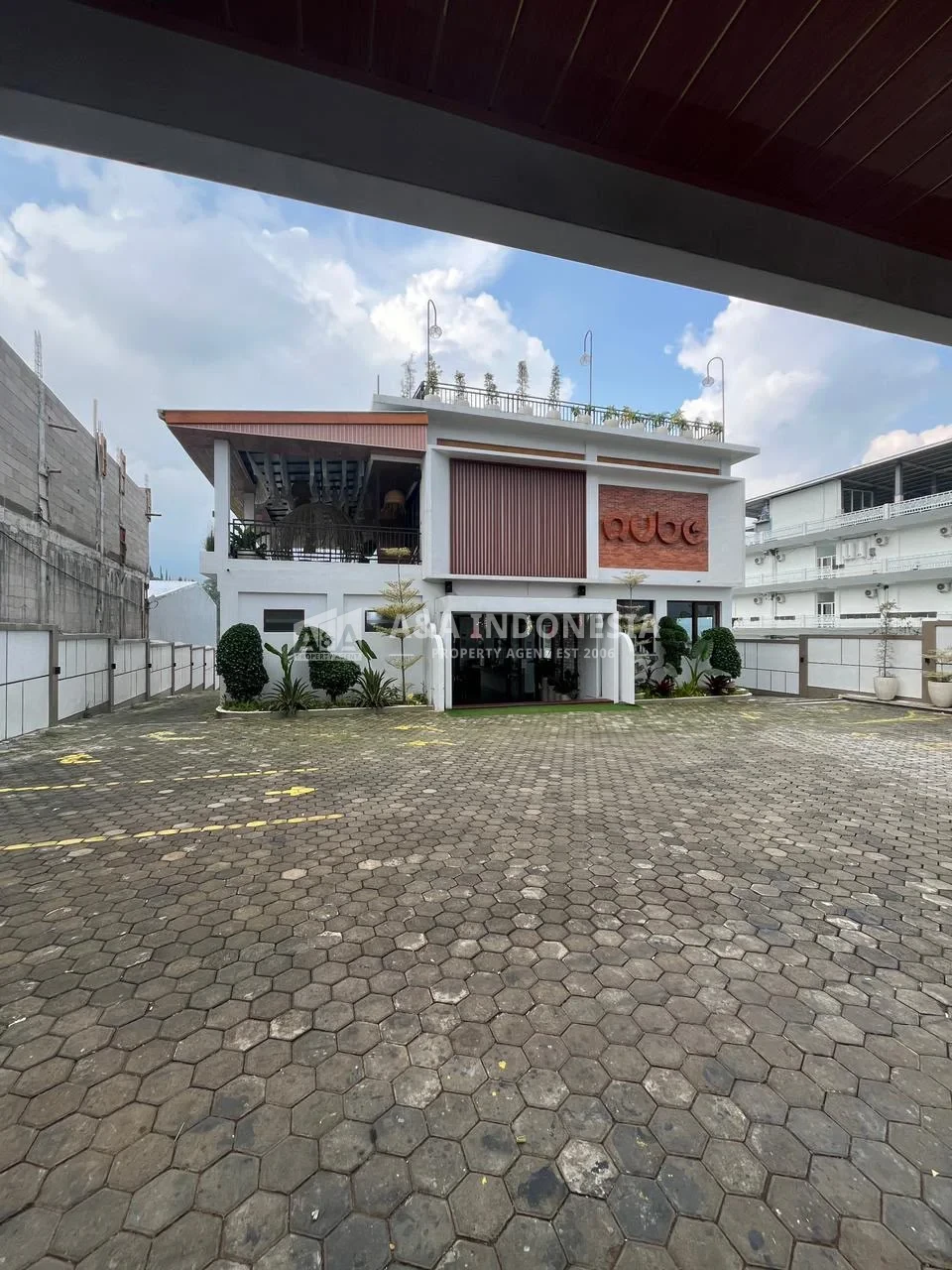 Cafe Premium Dijual di Kota Batu Jawa Timur, 3 Lantai, Fully Furnished & Masih Beroperasi - Image 1