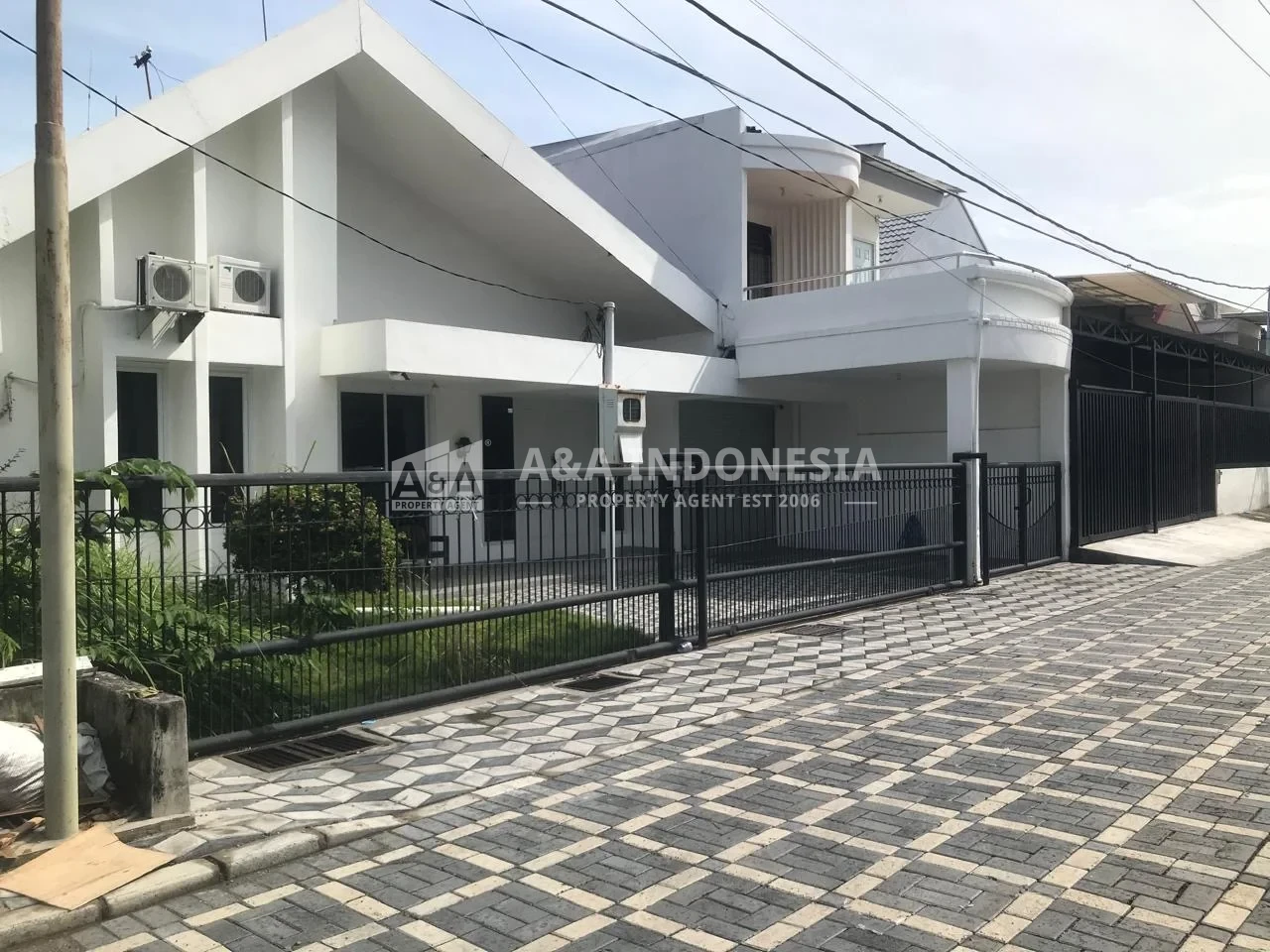 Disewakan Rumah Baru Renovasi Semi Furnish Siap Huni Darmo Harapan Surabaya Barat - Image 1