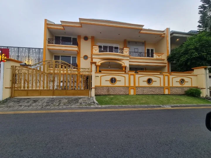 Dijual Rumah Citraland Utama Di Luar Cluster Raya Taman Gapura Surabaya