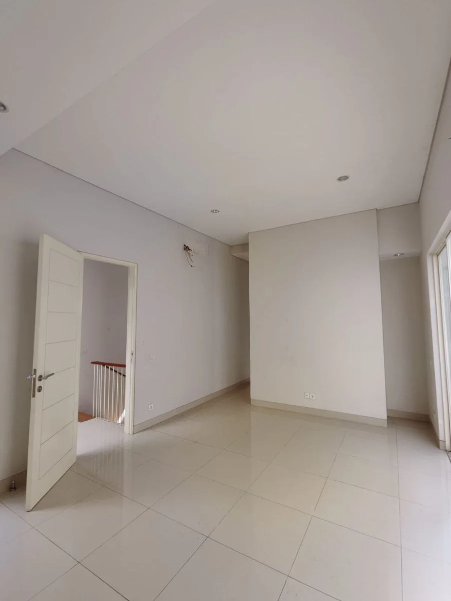 Disewakan Rumah Bagus dan Nyaman Lokasi Woodland Wilayah Surabaya Barat - Thumbnail 3