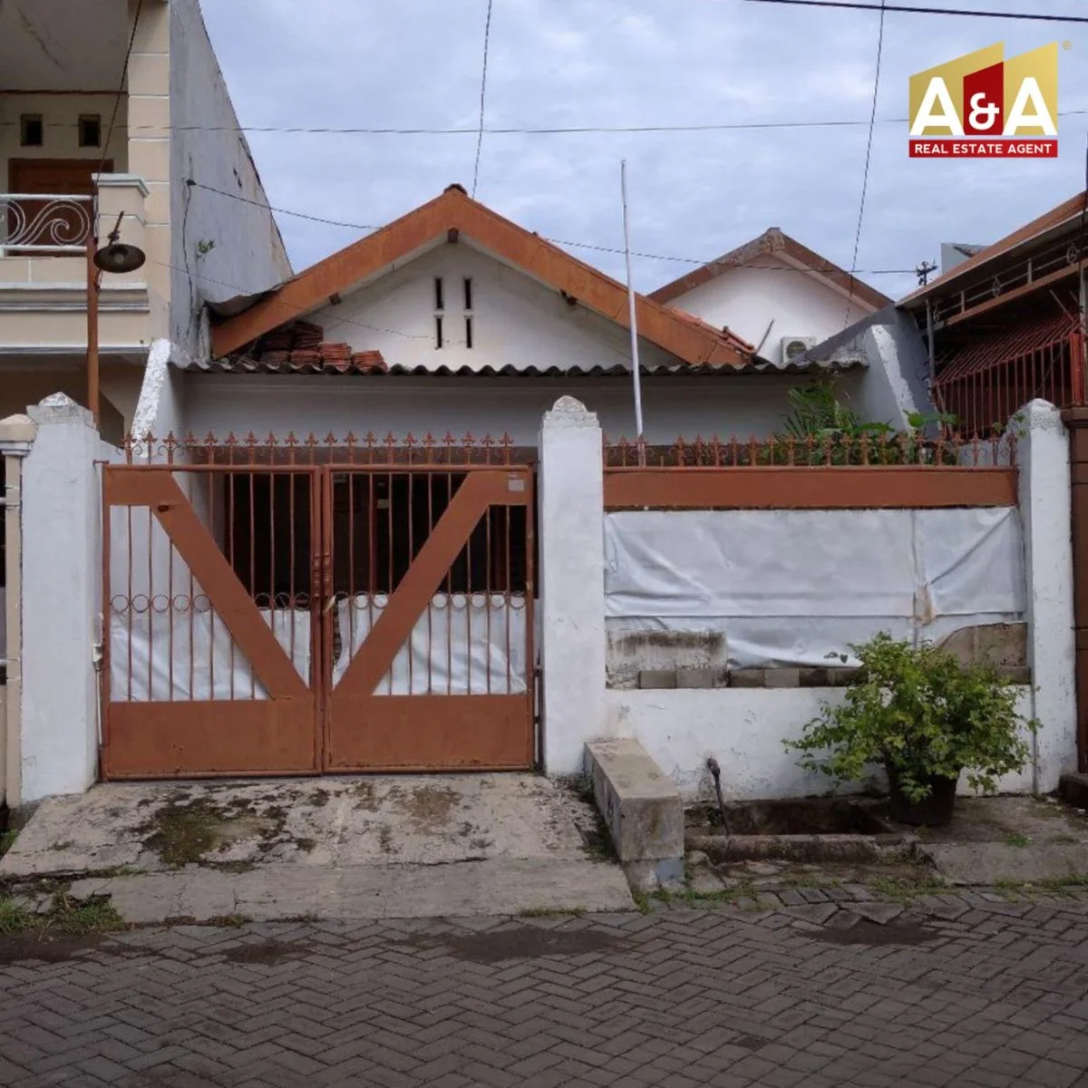 Dijual Rumah Strategis di Dukuh Kupang Surabaya Barat