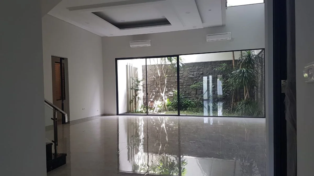 Disewakan Rumah Mewah dan Strategis di Graha Family Wilayah Surabaya Selatan - Thumbnail 2