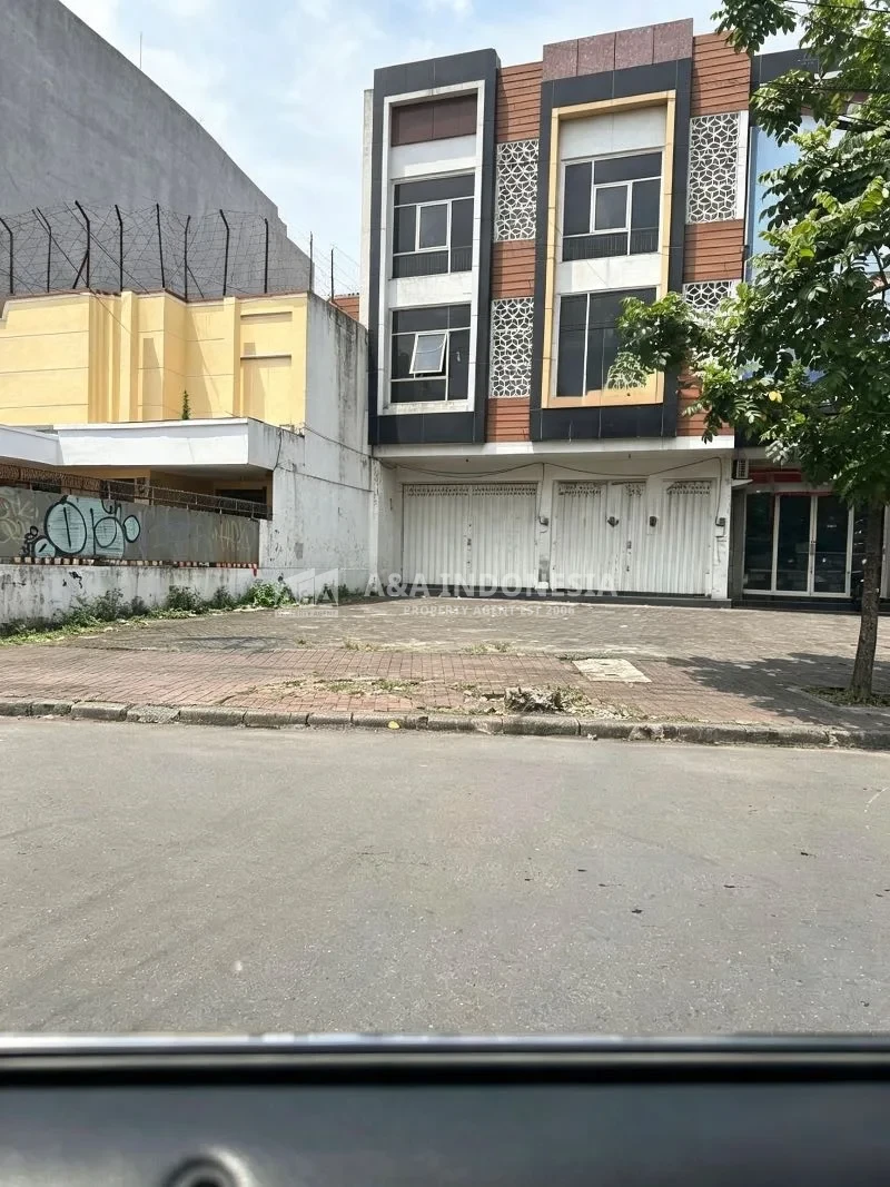 DIJUAL / DISEWAKAN RUKO 3 LANTAI STRATEGIS DI JALAN PROF. DR. MOESTOPO SURABAYA TIMUR - Image 1