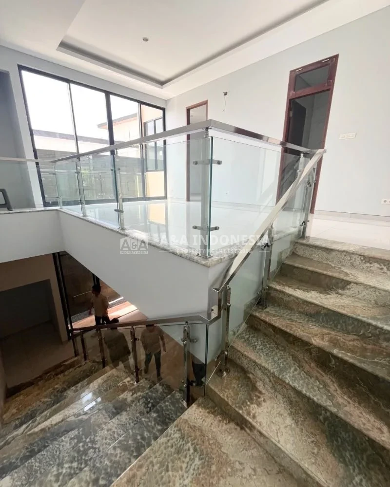 Dijual Rumah Baru Mewah 2 Lantai di Woodland Citraland Surabaya Barat - Thumbnail 8