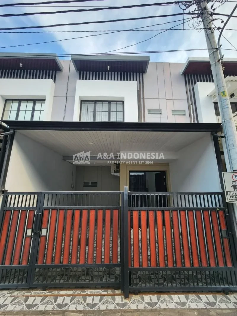 Dijual / Disewakan Rumah 2 Lantai Semi Furnished di Regency One Surabaya Timur