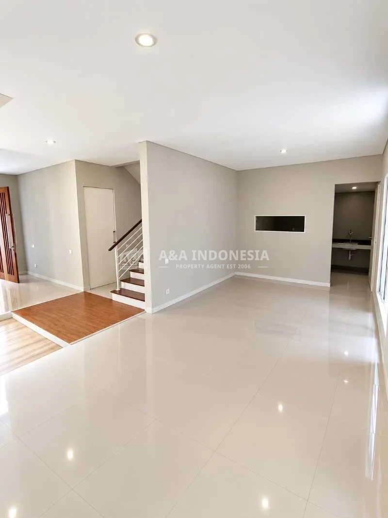 Disewakan Rumah Nyaman di Green Hill Citraland Utara Surabaya Barat - Thumbnail 2