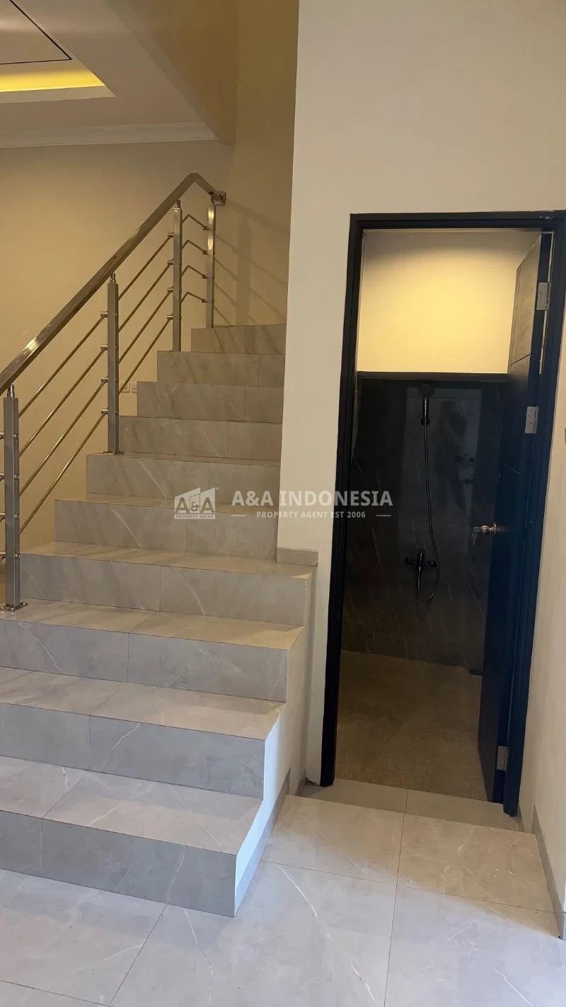 Dijual Rumah 2 Lantai Manyar Tirtoyoso Surabaya Timur 3+1 KT SHM Bisa KPR - Thumbnail 6