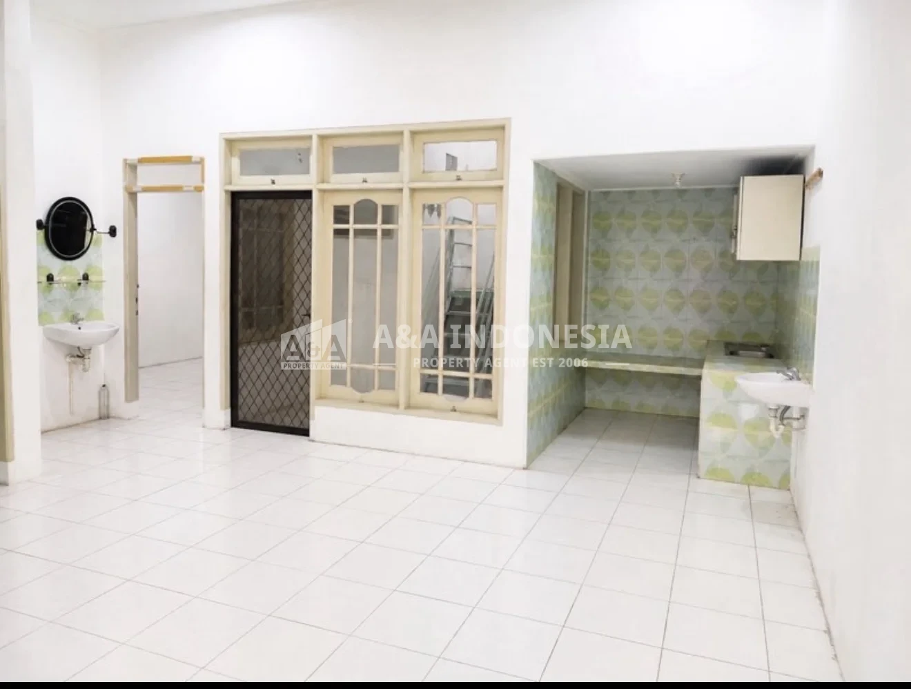 Disewakan Rumah Nirwana Eksekutif Surabaya Timur — 1,5 Lantai, LT 120 m², Hadap Barat, Akses 3 Mobil - Thumbnail 2