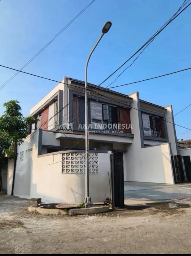 Dijual Rumah 2 Lantai Hook Sutorejo Surabaya Timur — LT 112,5 m², LB 130 m², SHM, Hadap Selatan/Barat, Akses Strategis