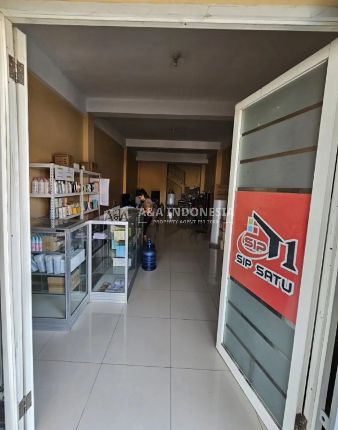 Disewakan Rumah/Ruko Hook Gunung Anyar Surabaya Timur — LT 75 m² LB 135 m², Carport 2 Mobil, Listrik 4.400 Watt, HGB, Hadap Barat - Thumbnail 3