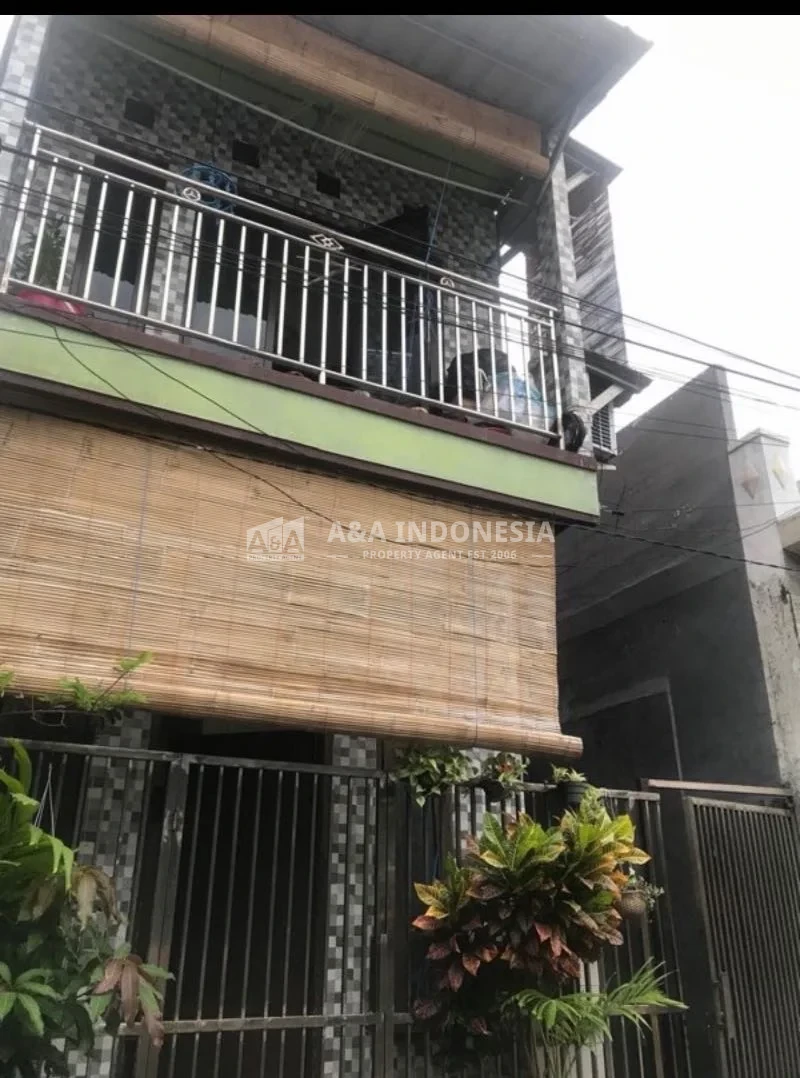 Dijual Rumah 2 Lantai di Simo Rukun Surabaya Barat — SHM, Luas Tanah 106 m², Hadap Selatan, 9 Kamar Tidur - Image 1