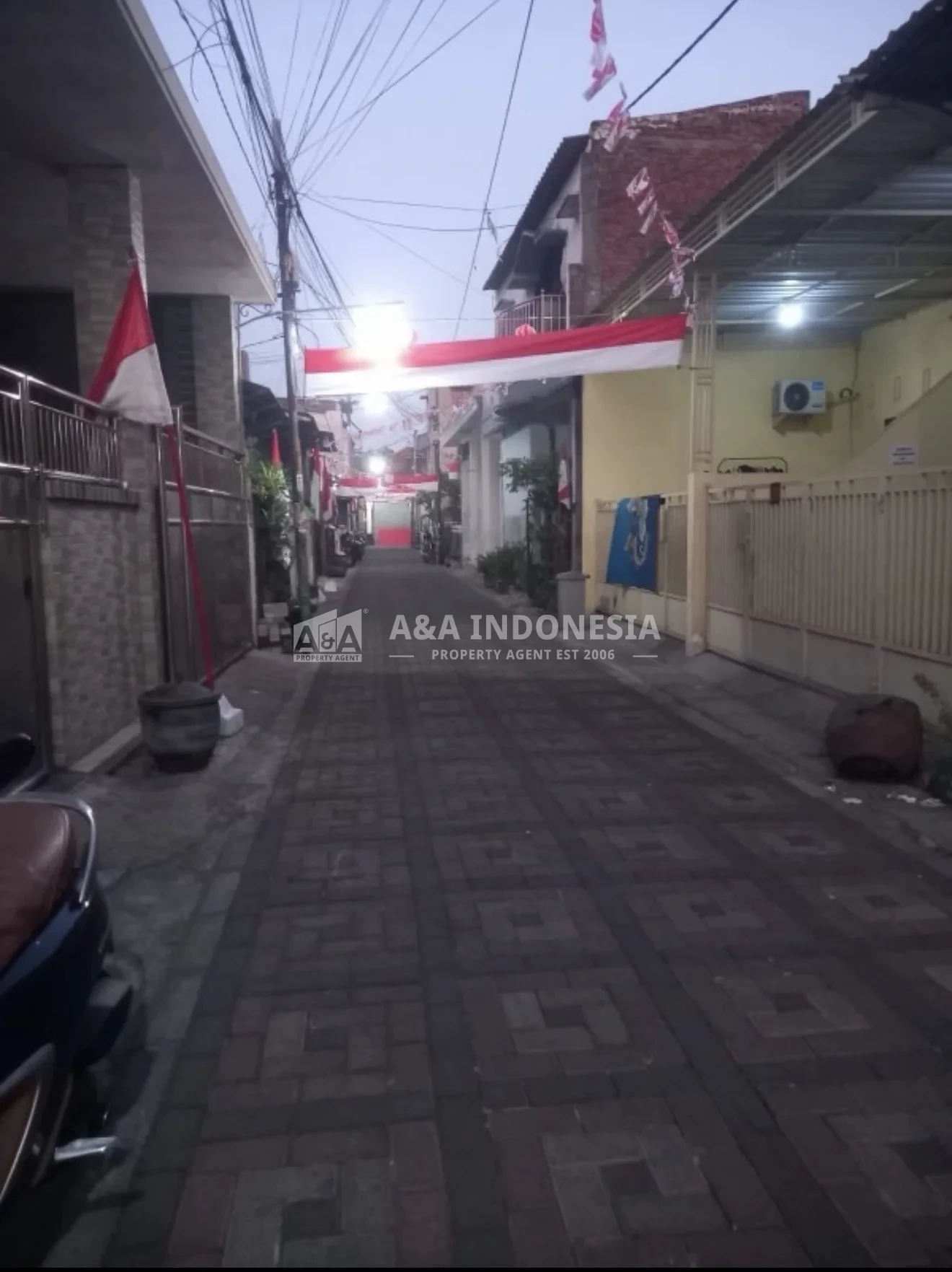 Dijual Rumah 2 Lantai di Simo Rukun Surabaya Barat — SHM, Luas Tanah 106 m², Hadap Selatan, 9 Kamar Tidur - Thumbnail 2