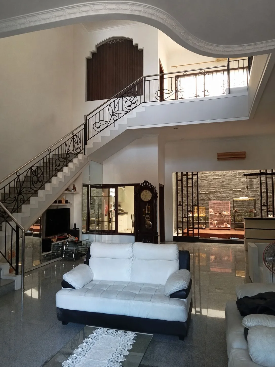 Jual Murah Rumah Mewah 2 Lantai Graha Famili Lokasi Premium Surabaya Barat - Image 1