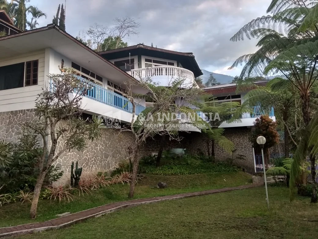 Dijual Villa Mewah 3 Lantai di Tretes - Mountain View & City View - Image 1