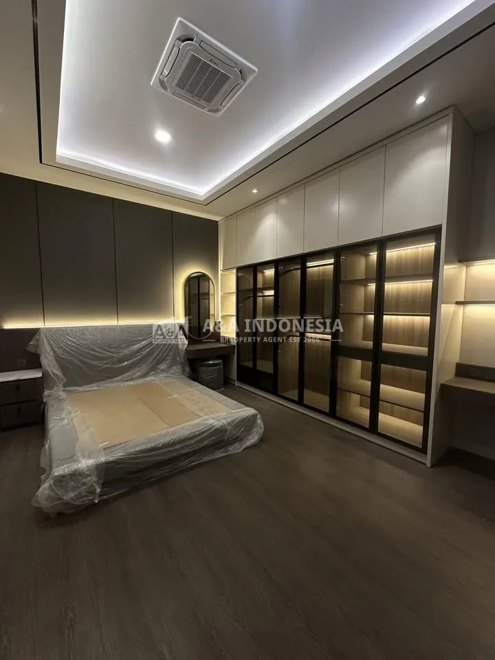Jual Rumah 3 Lantai Mewah Modern Minimalis Royal Residence Lokasi Prestisius Surabaya - Thumbnail 2