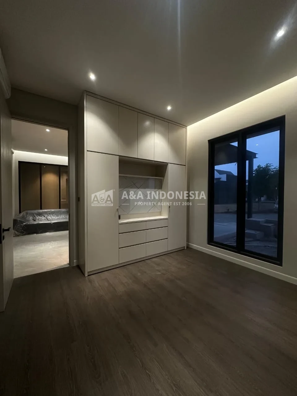 Jual Rumah 3 Lantai Mewah Modern Minimalis Royal Residence Lokasi Prestisius Surabaya - Thumbnail 6