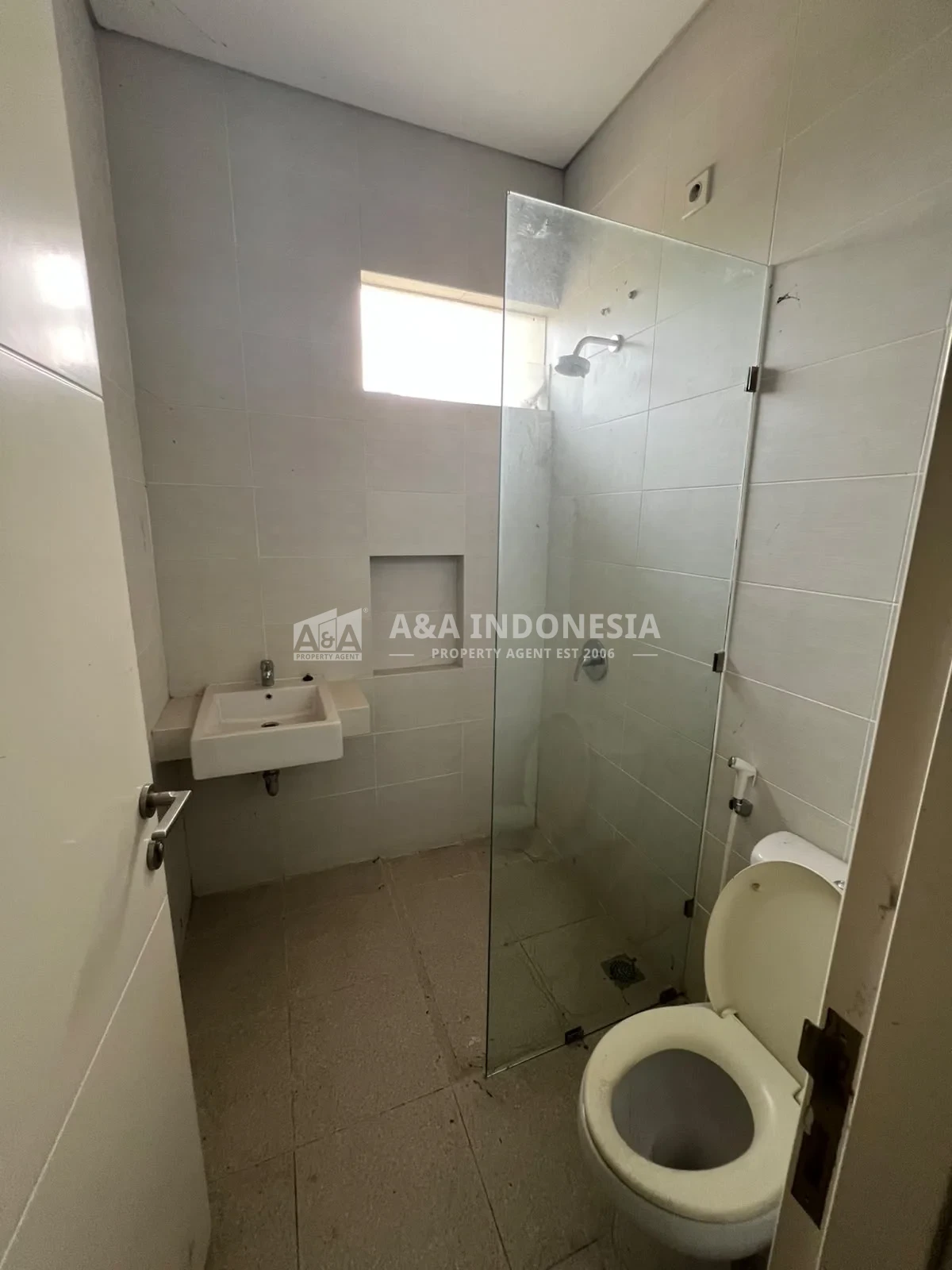 Disewakan Rumah Northwest Lake Citraland Surabaya Barat Semi Furnished - Thumbnail 4